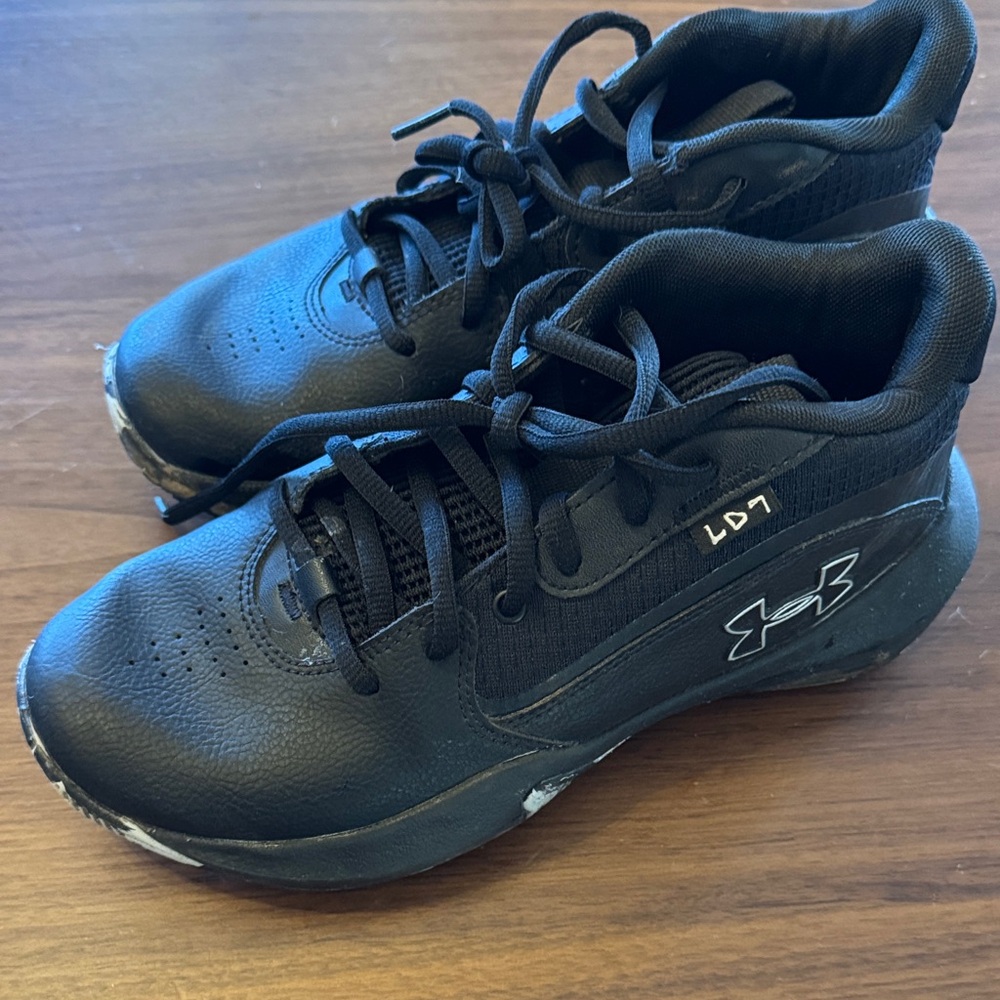 Under Armour Black Athletic Shoes LD7 youth tennis shoes like new